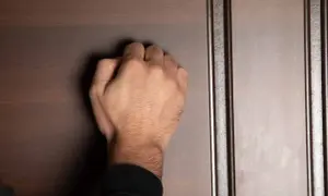 Windykator w sobotę: Czy to legalne? Poznaj swoje prawa!