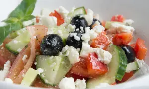 Frischer Bauernsalat mit Tomaten, Gurken, schwarzen Oliven und Feta. Ein einfaches und leckeres Bauernsalat Rezept für heiße Tage.