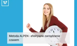 Uśmiechnięta kobieta biegnie z zegarem, symbolizując efektywne zarządzanie czasem dzięki metodzie ALPEN.