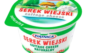 Serek wiejski: kalorie, białko. Ile ma kcal i jak go jeść?