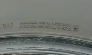 Na oponie widoczny jest napis informujący o maksymalnym ciśnieniu w oponach: 340 kPa (50 PSI).