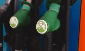 Dwie zielone dysze dystrybutorów paliwa. Jedna z nich ma oznaczenie "95 Pb", druga "E5 95 Pb".