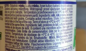 Kefir Krasnystaw. Składniki: mleko, białka mleka, żywe kultury bakterii i drożdży kefirowych. Zawiera aktywną mikroflorę.