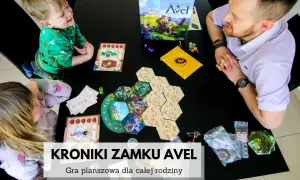 Rodzina gra w "Kroniki zamku Avel". Dzieci i ojciec budują planszę, tworząc wspólną przygodę.