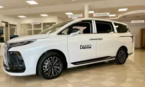 Biały van Forthing U-Tour z logo DAKRO Multi Dealer na drzwiach, gotowy na rodzinne wycieczki.