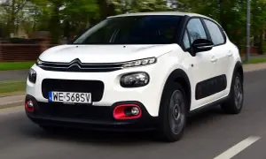 Biały Citroen C3 2018 z czerwonymi akcentami na zderzaku, jadący po drodze.