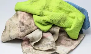Skuteczne sposoby na to, czym zmyć smar ze spodni bez uszkodzeń