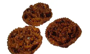 Tre cartellate viestane, dolci tipici pugliesi ricoperti di vincotto, invitano a un assaggio di tradizione.