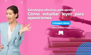 Mujer sonriente con gesto de aprobación, martillo de juez y libros. Estrategias efectivas y consejos claves para opositores.