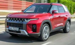 Czerwony SUV Torres 4WD w ruchu drogowym.