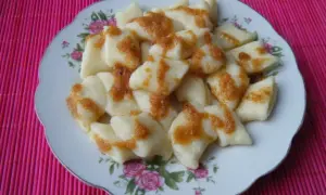 Pyszne kluski leniwe z ziemniakami, polane rumianym sosem. Idealne na szybki obiad.