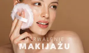 Kobieta delikatnie dotyka policzka puszystym pudrem, by utrwalić makijaż.