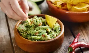 Awokado: 15+ kreatywnych przepisów poza guacamole. Od śniadania po deser!
