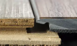Detaljerad bild av golvets uppbyggnad visar hur vinylgolvets lager möts. En nackdel kan vara hur fukt kan tränga in i kärnan.