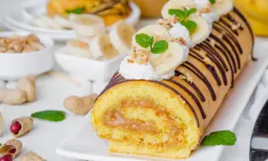 Rolada biszkoptowa, która zawsze się udaje, z kremem orzechowym i bananami. Idealna na deser.