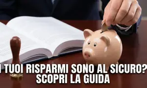 Un salvadanaio e un libro aperto su una scrivania. Scopri quanto costa fare testamento e proteggere i tuoi risparmi.