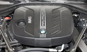Silnik BMW F10 TwinPower Turbo. Szukasz odpowiedzi na pytanie, jaki silnik BMW F10 jest najmniej awaryjny? Ten widok silnika może pomóc w podjęciu decyzji.