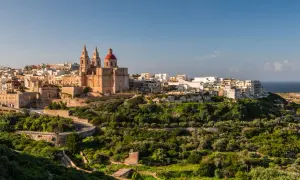 Malta, z malowniczą bazyliką i zielonymi wzgórzami, wygląda na bezpieczną.