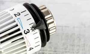 Thermostat-Regler auf Stufe 3, bereit, die Gastherme auszuschalten und Energie zu sparen.