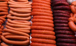 Jakie przyprawy do kiełbasy szynkowej poprawią jej smak i aromat