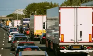 Wyprzedzanie ciężarówek na autostradzie: co musisz wiedzieć o zakazie