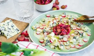 Kohlrabi Carpaccio mit Blauschimmelkäse, Radieschen und Rhabarber-Chutney. Ein leichter und erfrischender Genuss.