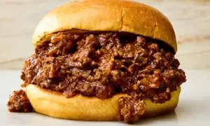 En saftig sloppy joe med köttfärs och en mjuk bulle. Perfekt för en snabb och god måltid.