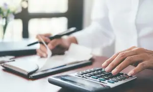 Kto płaci alimenty jeśli ojciec nie płaci? Ręka na kalkulatorze, druga pisze.
