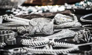 Kolekcja biżuterii z próby srebra 925: bransolety, naszyjniki i kolczyki wykonane z drutu, tworzące misterną, ażurową formę.