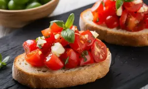 Deux bruschettas garnies de tomates fraîches, de mozzarella et de basilic, parfaites pour une recette facile.