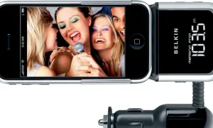 Transmiter FM Belkin z iPhone'em, na ekranie którego widać bawiących się ludzi. Idealny do karaoke w aucie!