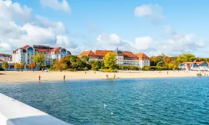 Sopot, jedno z najpiękniejszych miejscowości nad morzem, z piaszczystą plażą i hotelami w tle.