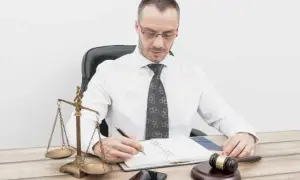 Czy adwokat może prowadzić inną działalność gospodarczą? Oto zasady i ograniczenia
