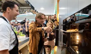 Luka Modrić wyjmuje pizzę z piekarnika Gorenje. To firma znana z innowacyjnych rozwiązań kuchennych.