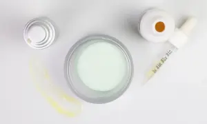 Krem, serum i zakrętka do słoiczka. Idealne do rutyny skin cycling.