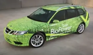 Grön Saab BioPower kombi med bladmotiv. Bilen visar texten "Saab BioPower Release the power of nature".