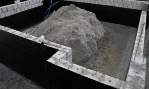Jaki materiał do zasypki fundamentów? Uniknij kosztownych błędów!