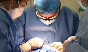 Chirurgen bei einer Schulter-OP. Einblicke in die Behandlung eines Sehnenrisses, die Hoffnung auf Heilung wecken.