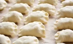 Gotowe do lepienia pierogi, idealne na domowy obiad. Ten przepis na ciasto na pierogi jest prosty i sprawdzony.