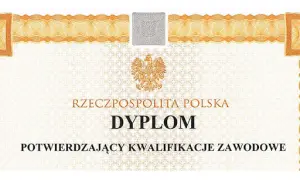 Fragment dyplomu Rzeczypospolitej Polskiej potwierdzającego kwalifikacje zawodowe.