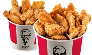 Dwa kubełki pełne chrupiących bites KFC. Idealne na wspólne spotkanie.