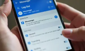 Ustawienia Messengera na telefonie. Widoczna opcja "Wyloguj" i przełączniki powiadomień. Dowiedz się, jak wyłączyć Messengera.