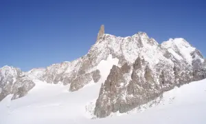 Majestatyczny, ośnieżony najwyższy szczyt Alp, Mont Blanc, góruje nad lodowcem w słoneczny dzień.
