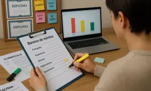 Persona revisa un baremo de méritos con formación, experiencia e idiomas, buscando el significado de cada punto para su currículum.
