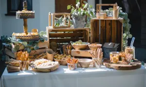 Stół wiejski na wesele: DIY czy z firmą? Jak zachwycić gości?