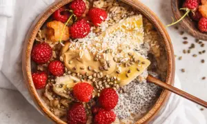 Pudding chia z bananem, malinami i masłem orzechowym. Idealne na zdrowe śniadanie, to jedne z najlepszych nasiona chia przepisy.