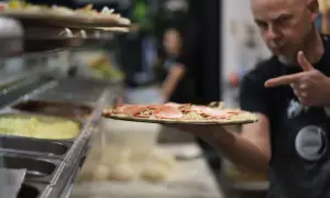Idealna pizza w domu: W jakiej temperaturze piec i jakich błędów unikać?
