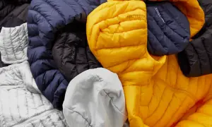 Bunte Daunenjacken von Arc'teryx, die ihre Herkunft in den Bergen widerspiegeln.