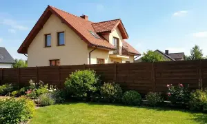 Piękny ogród i dom. Potrzebujesz zgody na wejście na działkę sąsiada wzór?