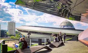Nowoczesna architektura i widok na miasto – idealne na odkrywanie ciekawych miejsc do 50 km od Katowic.